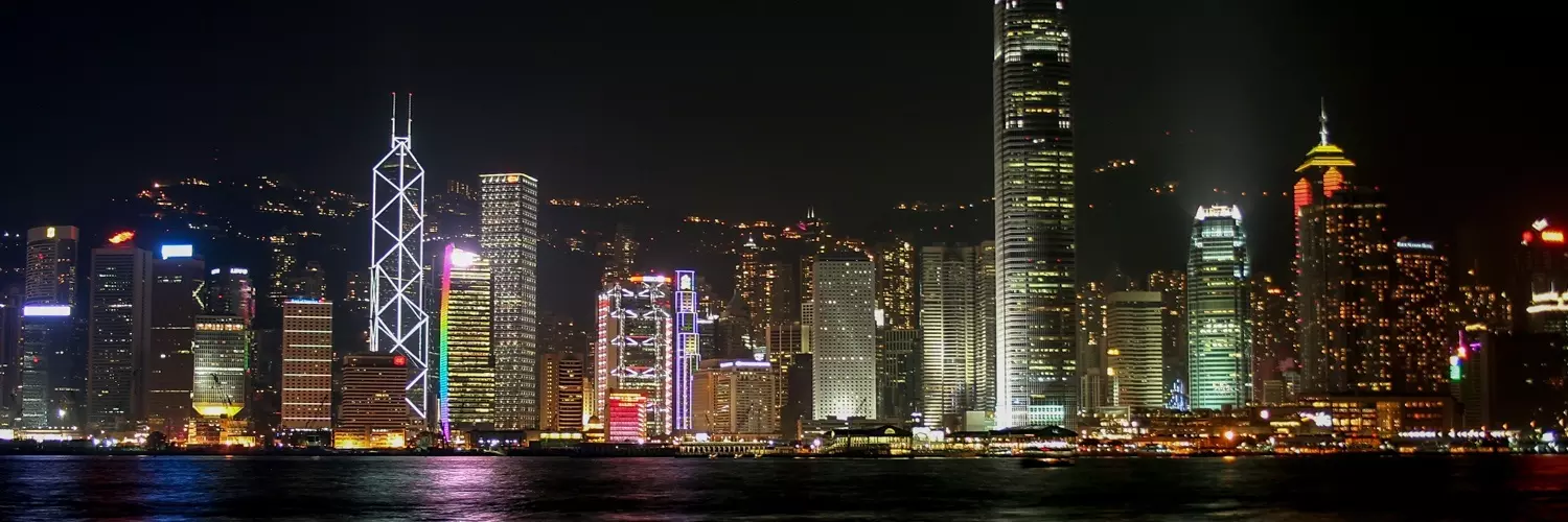 Skyline von Hongkong mit Lichtershow Symphony of Lights, China