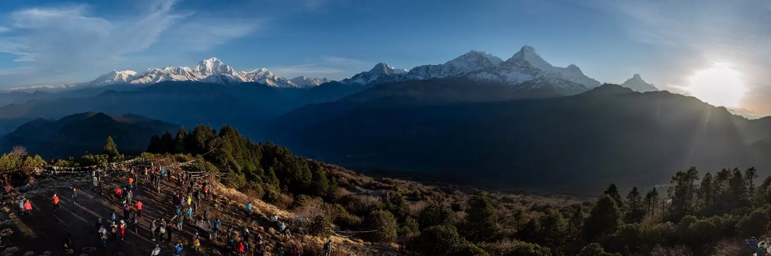 Trekkingtour zum Poon Hill auf über 3.200 Meter bei Sonnenaufgang mit Blick auf das Annapurna Gebirge, Nepal