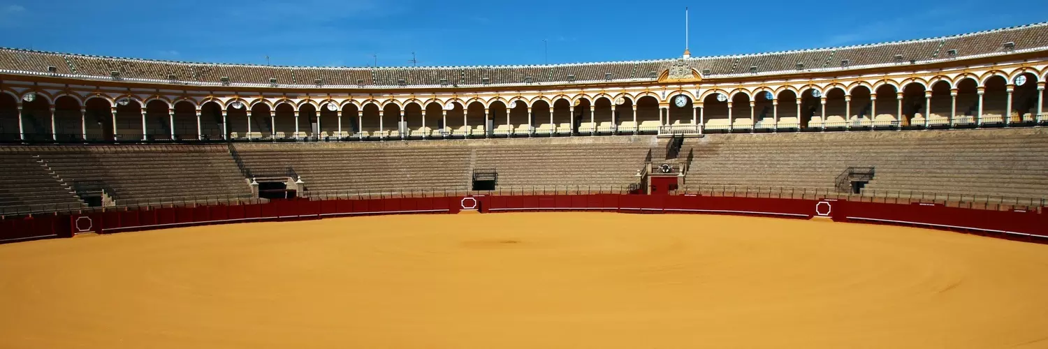 Eine der berühmtesten Stierkampfarenen Andalusiens ist in Sevilla, Spanien