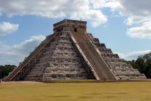Die Pyramide in Chichén Itzá symbolisiert die Größe der Maya-Kultur, zählt zu den 7 Weltwundern und ist UNESCO Weltkulturerbe, Mexiko