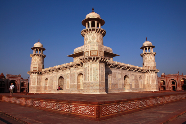 Das Mausoleum Itmad-ud-Daula, auch Baby Taj Mahal genannt, liegt gegenüber des Taj Mahals in Agra, Indien
