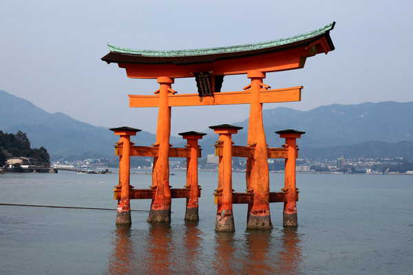 Das torii des Itsukushima Schreins auf der heiligen Insel Miyajima, Präfektur Hiroshima, Japan