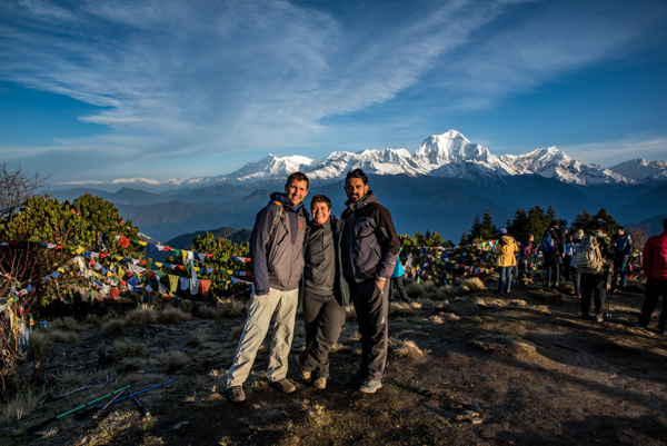 Trekkingtour zum Poon Hill auf über 3.200 Meter bei Sonnenaufgang im Hintergrund das Annapurna Gebirge, Nepal