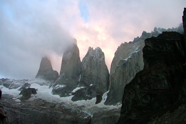 Die „Torres del Paine“ sind das Wahrzeichen des Nationalparks. Dabei handelt es sich um drei nadelartige Granitberge, Patagonien, Chile