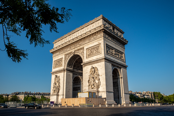 Der Triumphbogen ist eines der Wahrzeichen von Paris und ganz Frankreich