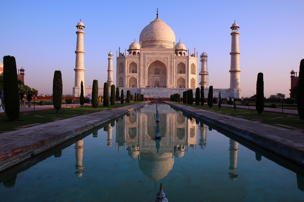 Taj Mahal am Südufer des Flußes Yamuna am Stadtrand von Agra, Uttar Pradesh, Indien