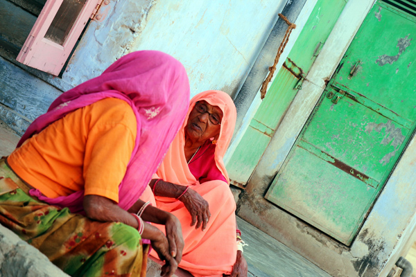 Bewohnerinnen des kleinen, hostorischen Dorfes Tordi Sagar, Indien