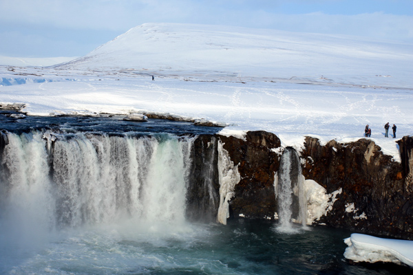 Der Wasserfall Godafoss ist nur aufgrund der 30 Meter breiten Kaskade spektakulär, Island 