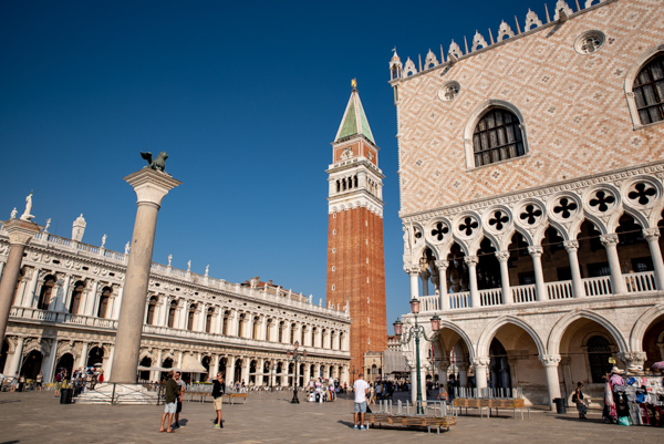 Der Markusplatz in Venedig ist geprägt von der Fassade der Markuskirche mit seinem Campanile, Venedig, Italien