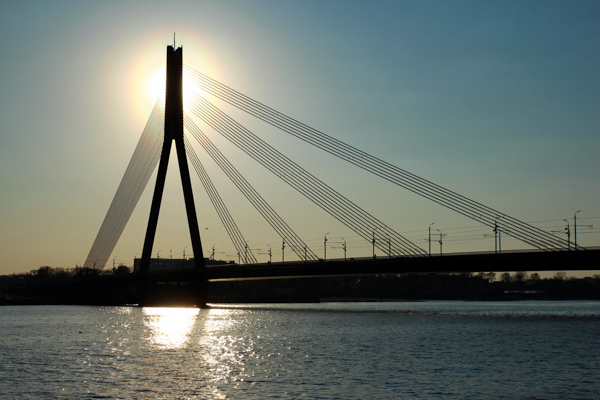 Die Vansu-Brücke in Riga ist eine Schrägseilbrücke der besonderen Art, Lettland