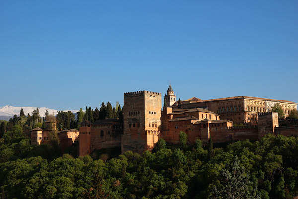 Die Alhambra in Granada auf dem Sabikah-Hügel ist die berühmteste Sehenswürdigkeit in Andalusien und gehört zum UNESCO Weltkulturerbe.