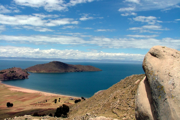 Der Titicacasee gilt als Geburtsort der Inkakultur und ist der höchstgelegene See der Welt, wo auch Schiffe fahren, Peru