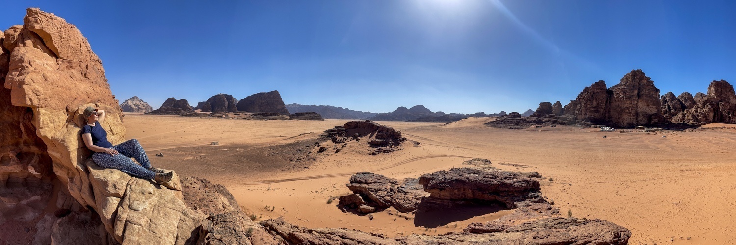Wadi Rum, eine gewaltige Felswüstenlandschaft aus rotem Sandstein und Granit, Jordanien