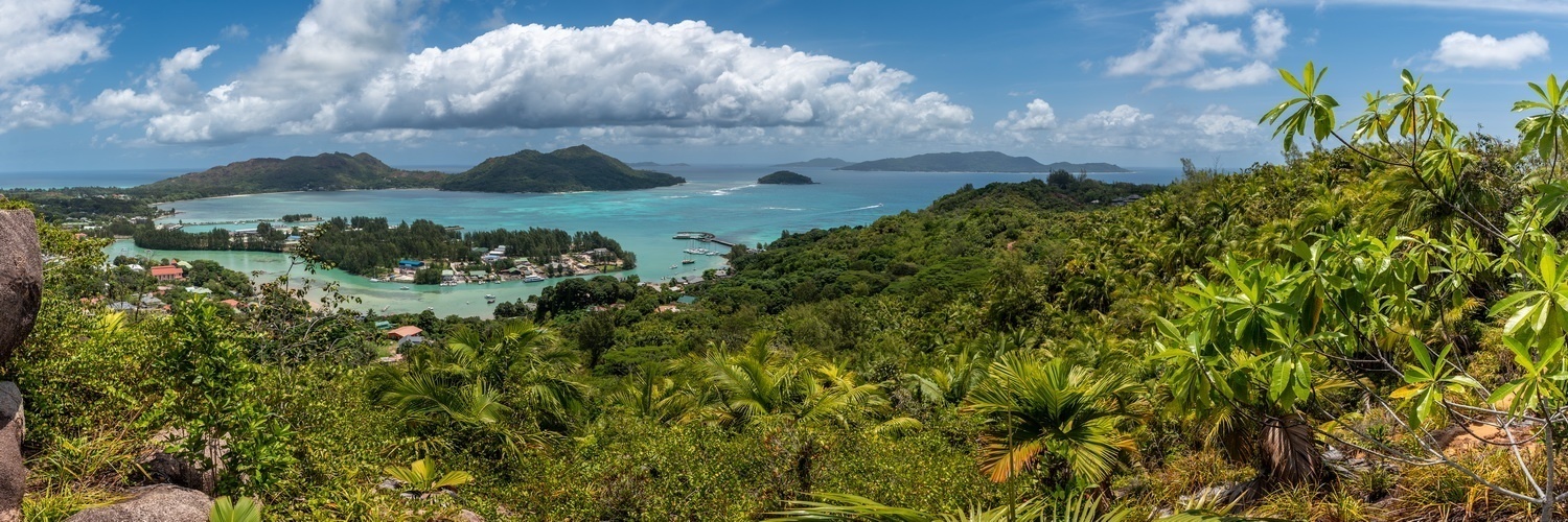 Blick vom Fond Ferdinand auf die Inseln rund um Praslin, Seychellen