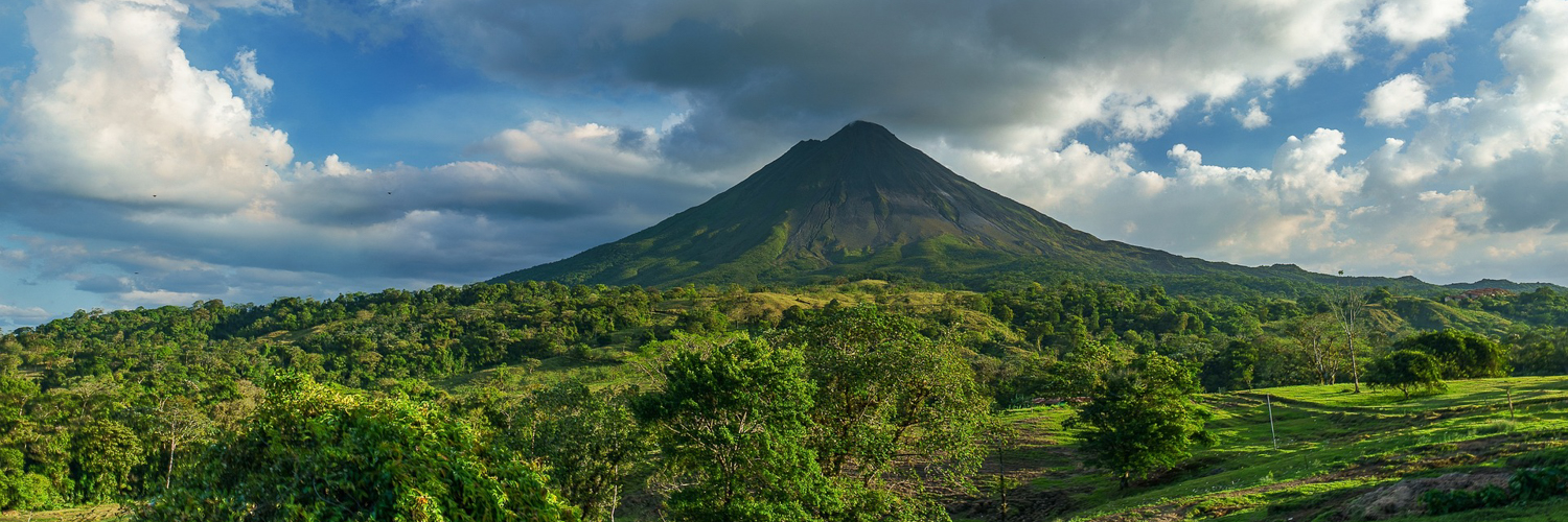 Der Vulkan Arenal umgeben von üppigem Regenwald in Costa Rica